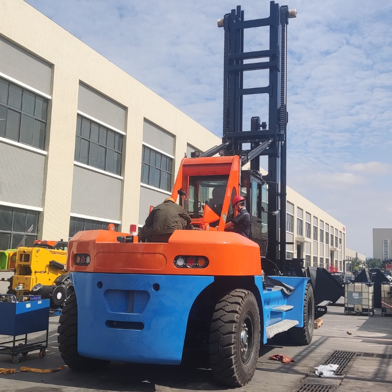 Chariot élévateur pour marina SOCMA HNF-250 pour le levage de bateaux dans les marinas